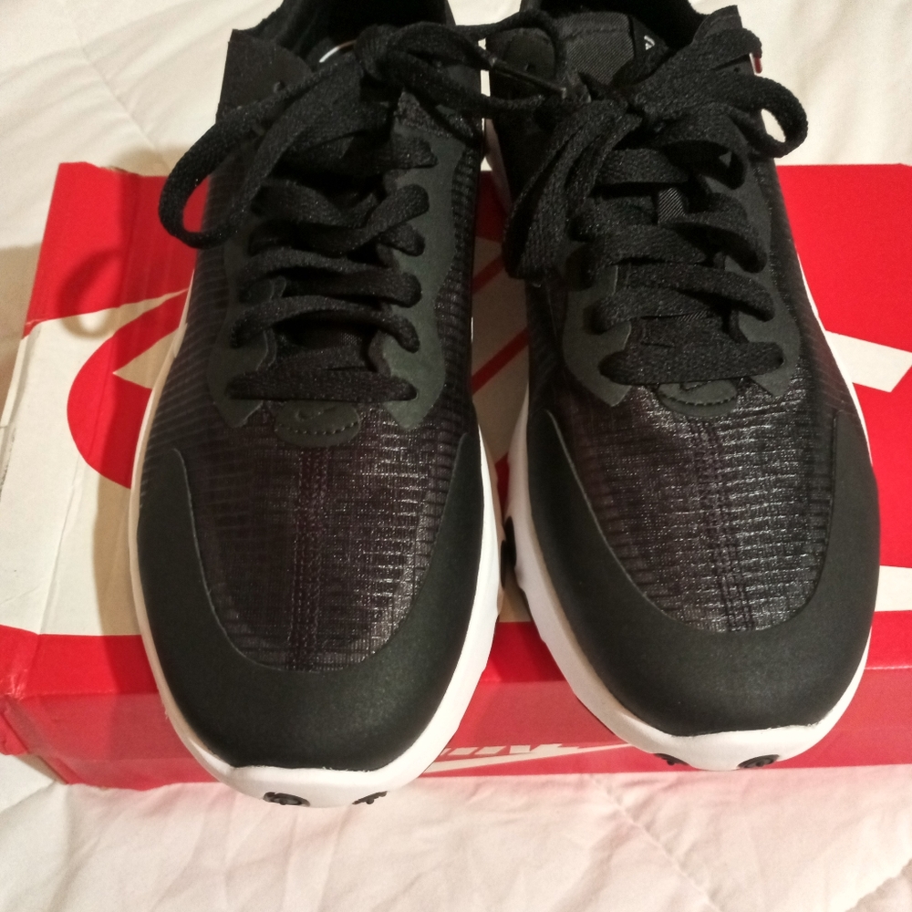 Women's Nike tennis shoes sz. 8